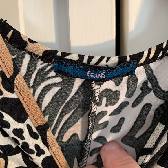 Fave Animal Print V-Neck Cap Sleeves Blouse EUC - Picture 3 of 5